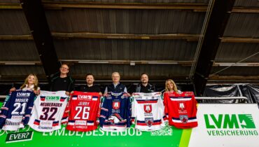 LVM Vertrauensleute präsentieren die Trikots der EC Hannover Indians: v.L. - Daniela Weyler, Bernd Klausing, Michael Sapich, Harald Meine, Karsten Wiese, Isabella Winkler