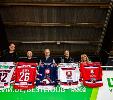 LVM Vertrauensleute präsentieren die Trikots der EC Hannover Indians: v.L. - Daniela Weyler, Bernd Klausing, Michael Sapich, Harald Meine, Karsten Wiese, Isabella Winkler